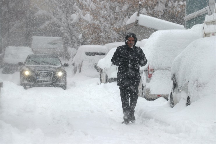 Ağrı'da 2 gündür devam eden yoğun kar yaşamı zorlaştırıyor