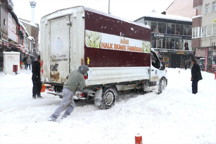 2 kar zorlaştırıyor gündür yaşamı eden Ağrı