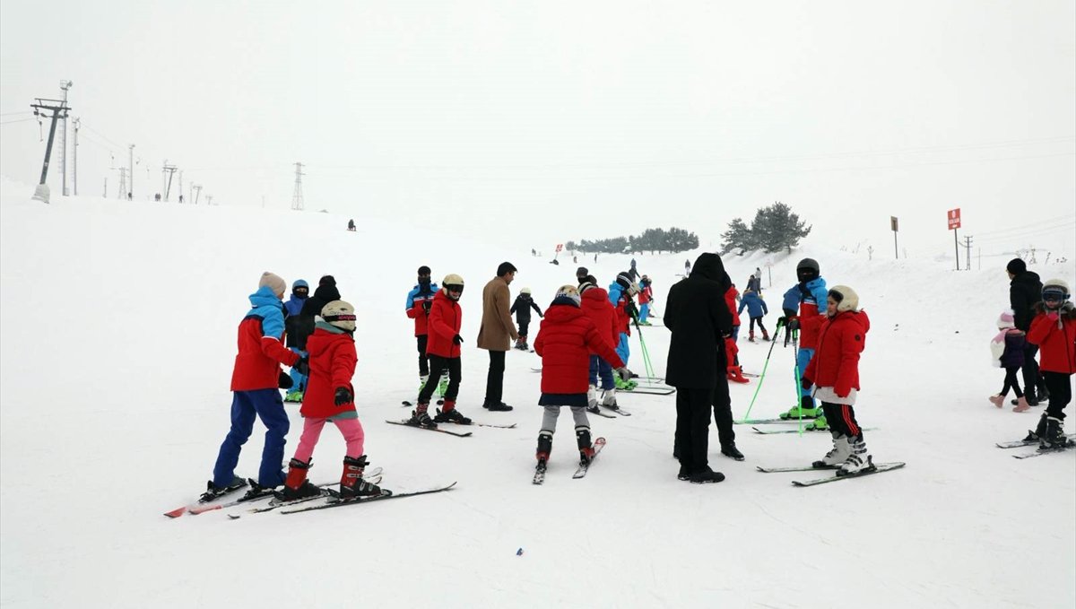 Ağrı'da denetimli serbestlik tedbiri altındaki yükümlülerin çocuklarına kayak eğitimi