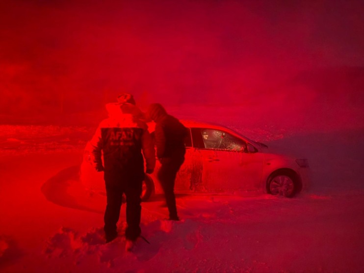 Ağrı'da kar ve tipide mahsur kalan 6 kişi kurtarıldı