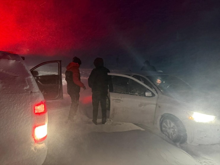 tipide 6 kişi mahsur ve Ağrı