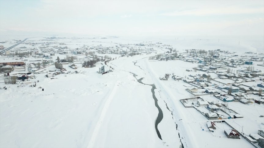 Ağrı'da karla kaplanan tek katlı evler dronla görüntülendi