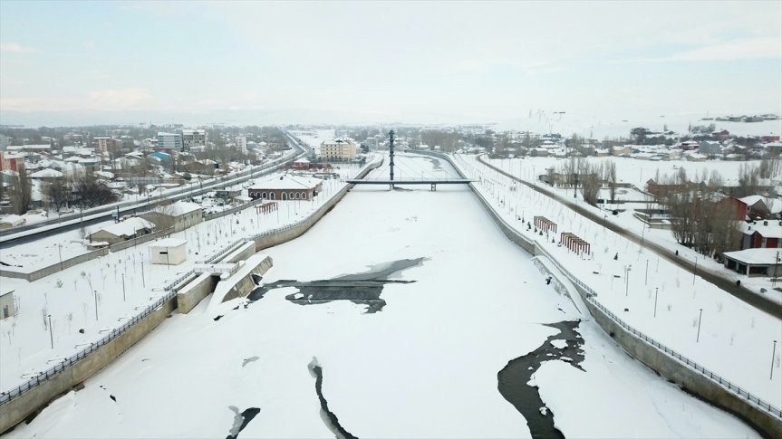 katlı evler tek kaplanan karla Ağrı