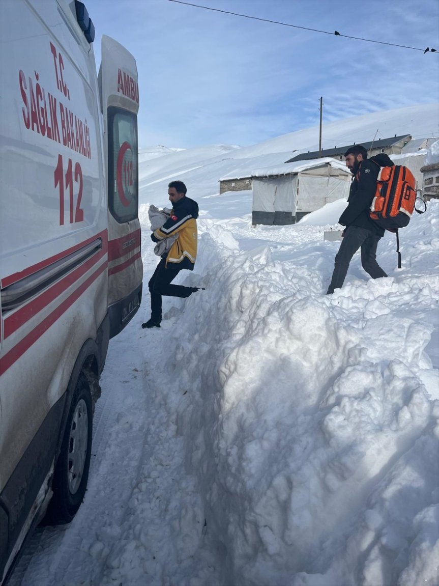 başlayan bebeğini doğumu dünyaya sağlıkçıların yardımıyla getirdi mezrada Ağrı