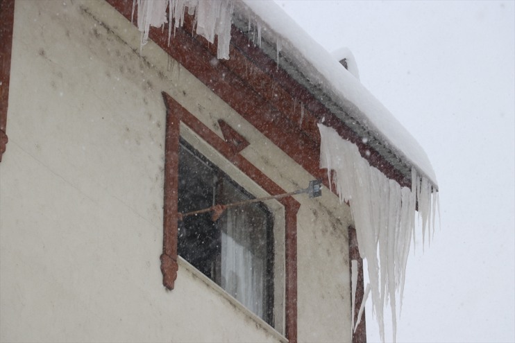 Ağrı'da üzerine buz sarkıtı düşen kişi yaralandı