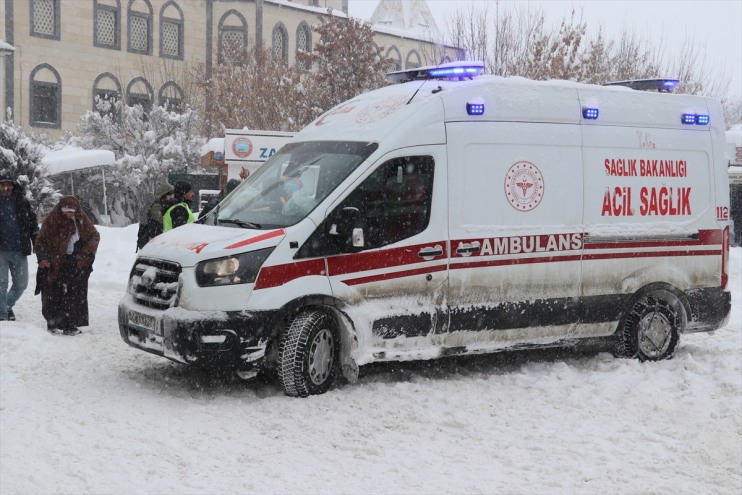 buz kişi sarkıtı üzerine düşen yaralandı Ağrı