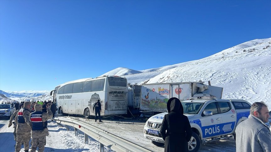 Ağrı’nın Tutak ilçesinde zincirleme kaza: Yolcu otobüsü ve 3 kamyonet çarpıştı, 1 ölü 5 yaralı