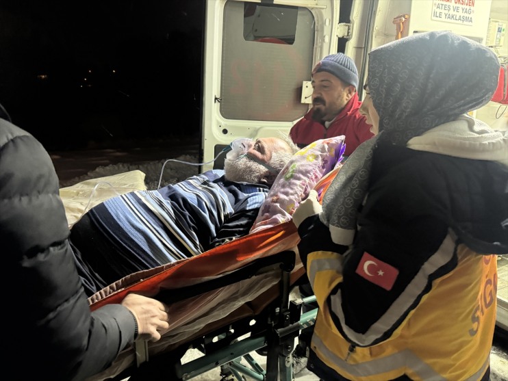 yolu ambulansla paletli Ağrı