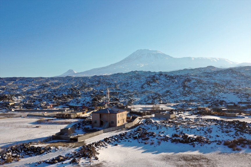 Ağrı Dağı'ndaki köyler kar altında kaldı