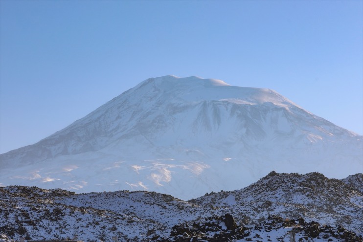 lavlarıyla kayalıklar beyaza Ağrı kar yağışıyla Dağı