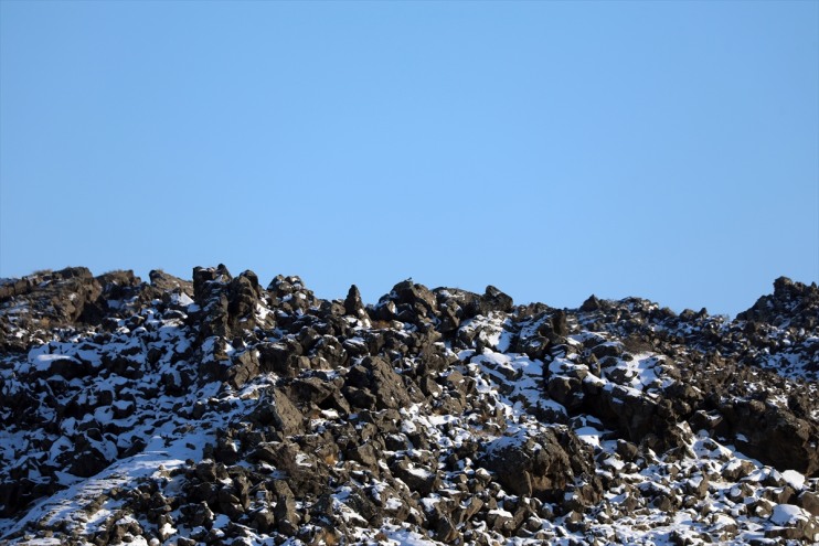 lavlarıyla beyaza oluşan büründü yağışıyla kar kayalıklar Dağı