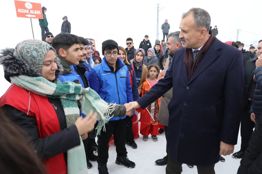 Vali Önder Bozkurt GSB Gençlik Kış Kulübü programında