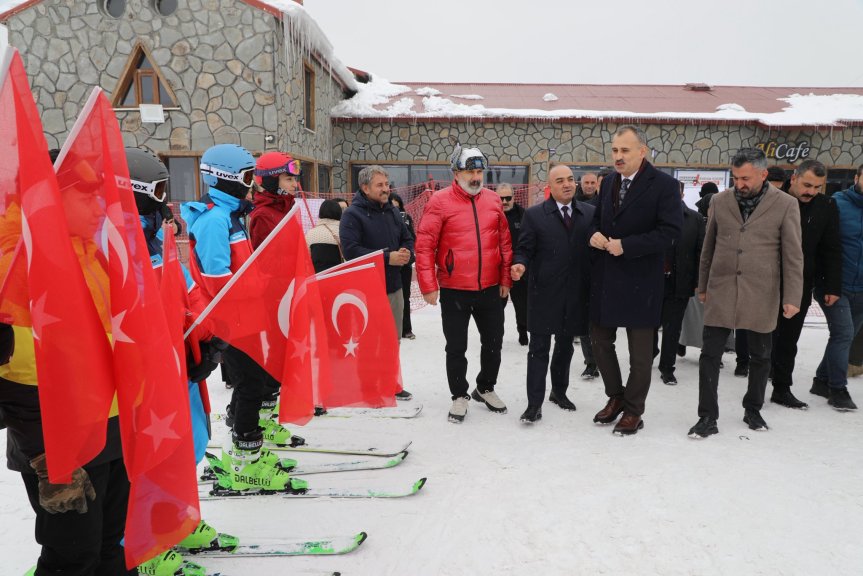 GSB Gençlik Kış Kulübü etkinliğine katılan gençler