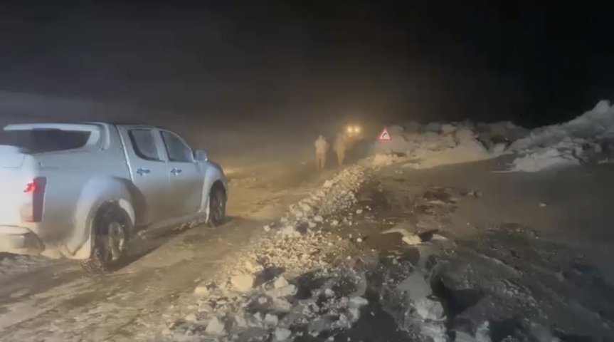 Ağrı-Kağızman kara yolunda tipide mahsur kalan 2 kişi kurtarıldı 2