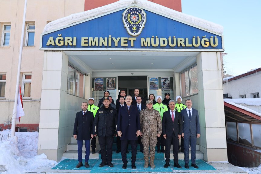 Ağrı Valisi Bozkurt, emniyet ve jandarmadan brifing aldı 1