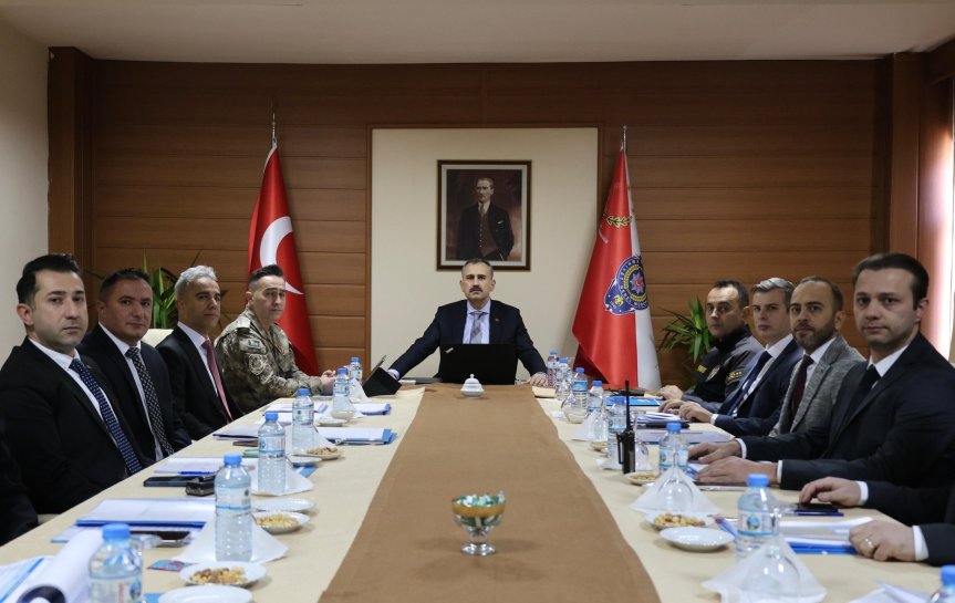 Ağrı Valisi Bozkurt, emniyet ve jandarmadan brifing aldı 2