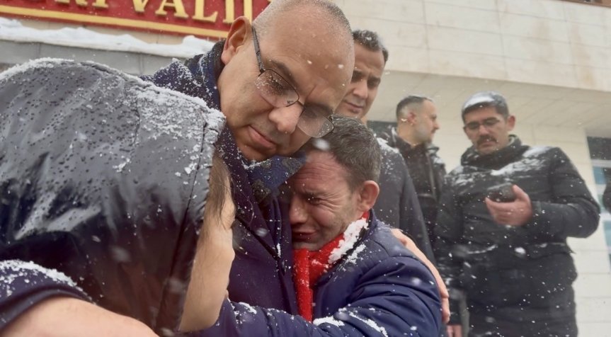 Ağrı Valisi Mustafa Koç, Valilik bahçesinde kar yağışı altında düzenlenen veda programında bir vatandaşla duygusal anlar yaşadı.