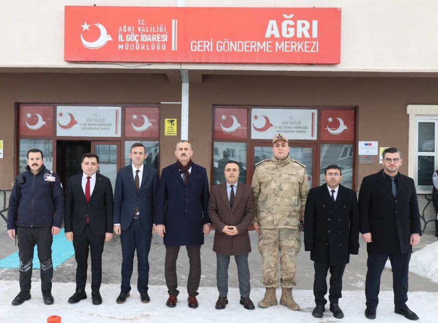 Ağrı Valisi Önder Bozkurt, Geri Gönderme Merkezi önünde yetkililerle birlikte