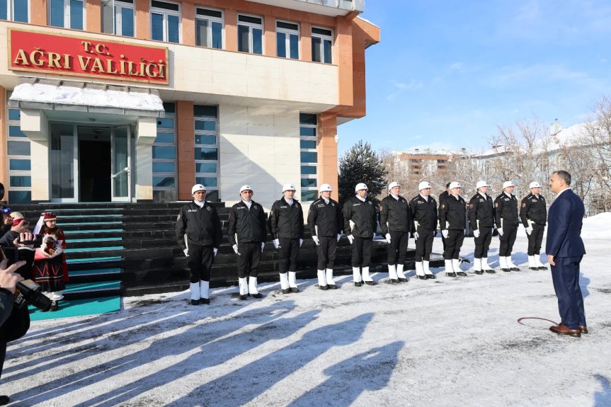 Ağrı Valiliği önünde düzenlenen törende Vali Önder Bozkurt