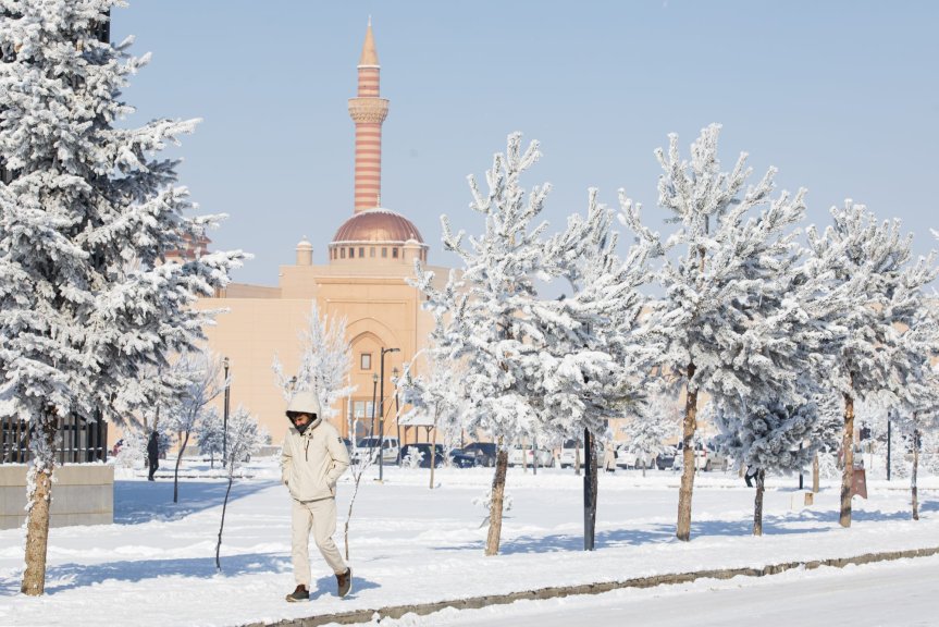 Yarıyıl tatilinde karla kaplanan AİÇÜ kampüsünde sakin ve sessiz kış manzarası