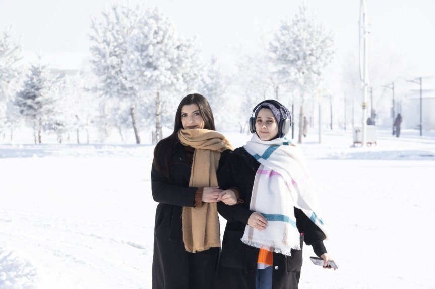 AİÇÜ kampüsünde yarıyıl tatili sırasında sessiz yürüyüş yolları ve kış manzarası