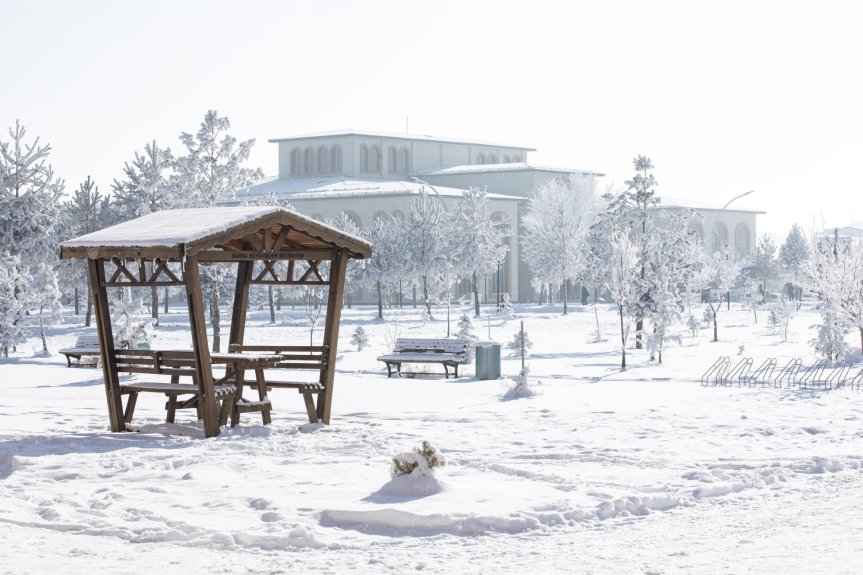 Karla kaplanan AİÇÜ kampüsünde yarıyıl tatilinin oluşturduğu alışılmadık sessizlik