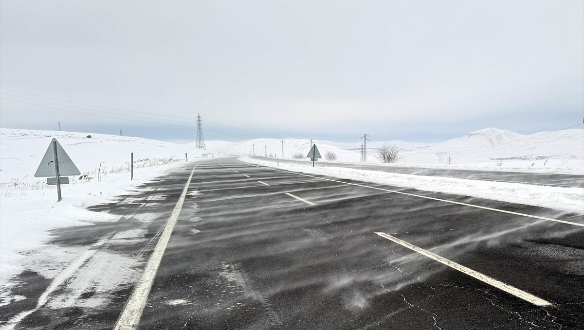 Bir anda bastırdı, yollar kilitlendi: Ardahan’da sürücüler bu geceye dikkat