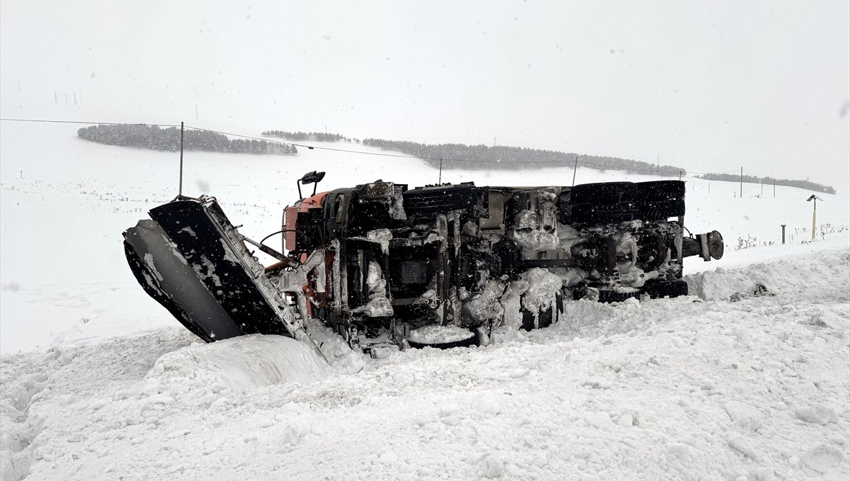 Ardahan'da kar küreme ve tuzlama aracı devrildi