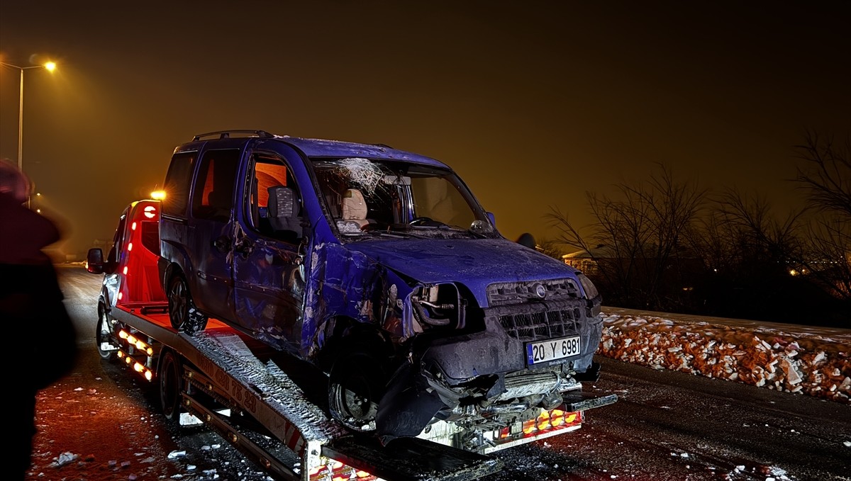 Elazığ'da aydınlatma direğine çarpan hafif ticari araçtaki 4 kişi yaralandı