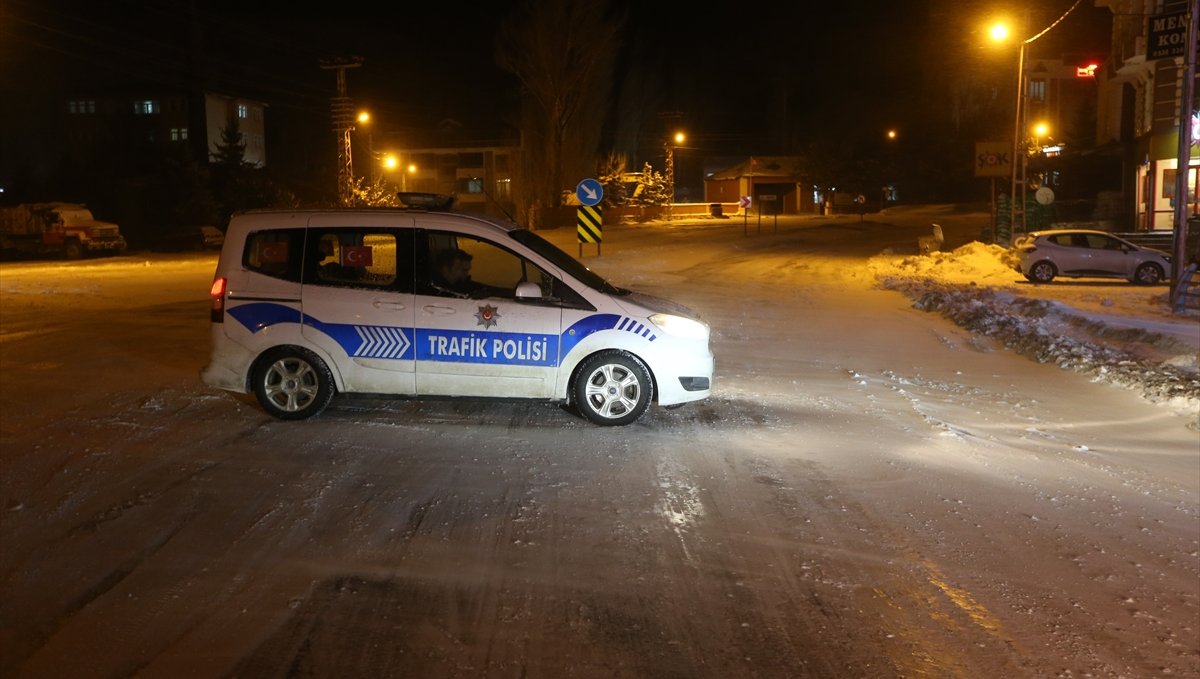 Ardahan-Kars kara yolu kar ve tipi nedeniyle kapatıldı
