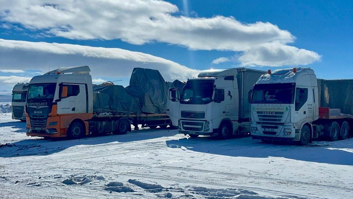 Ardahan'da tipi nedeniyle tırlara kapatılan Türkgözü-Posof-Damal yolu açıldı