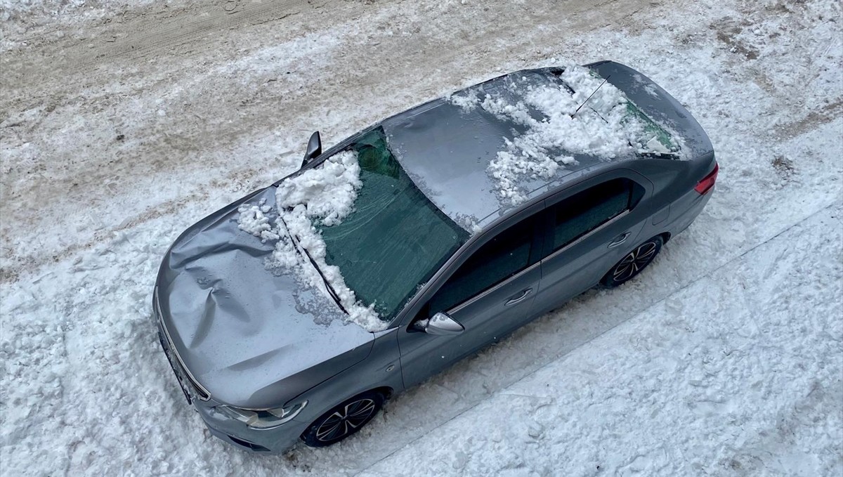 Ardahan'da üzerine kar ve buz kütlesi düşen otomobilde hasar oluştu