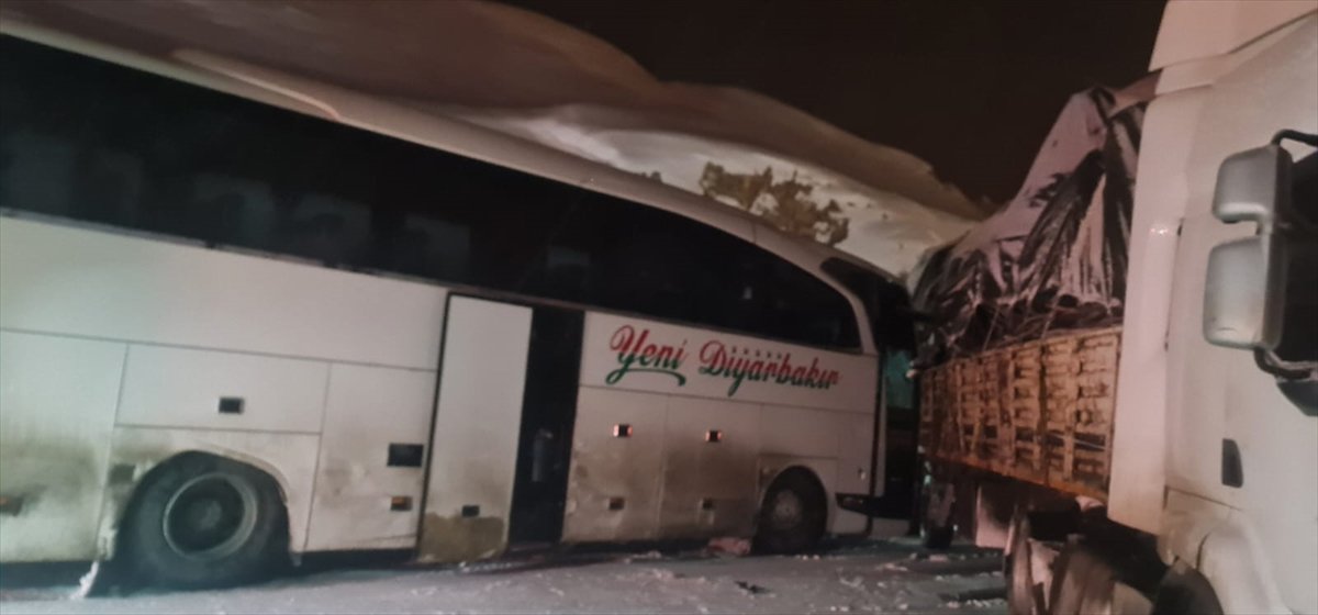 Bingöl'de yolcu otobüsü ile tırın çarpıştığı kazada 3 kişi yaralandı