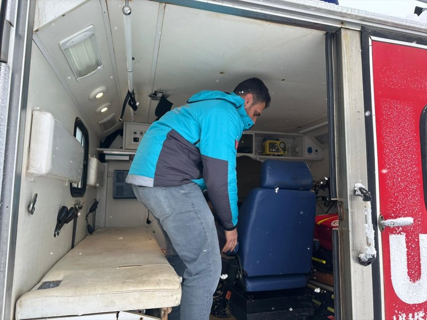 Bingöl'de yolu kapanan köylerdeki 2 diyaliz hastası ekiplerce hastaneye ulaştırıldı