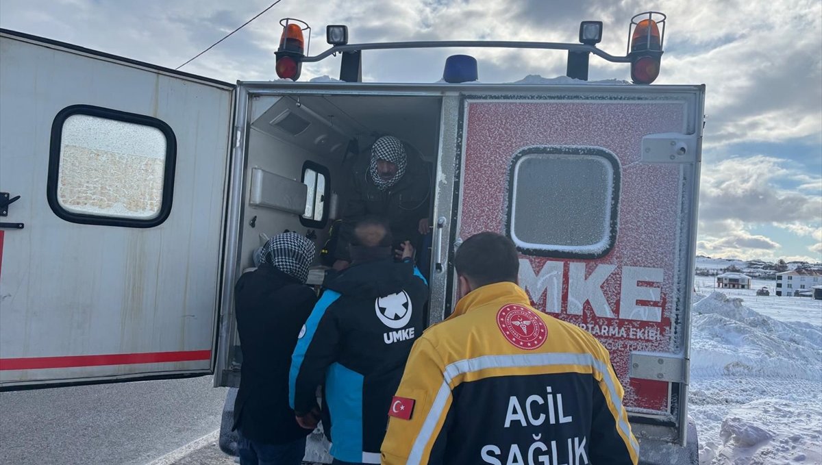 Bingöl'de yolu kardan kapanan köydeki KOAH hastası paletli ambulansla hastaneye ulaştırıldı