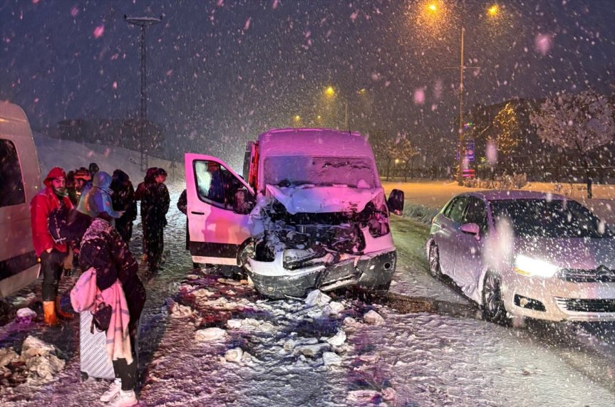Bingöl'de zincirleme trafik kazasında 10 kişi yaralandı