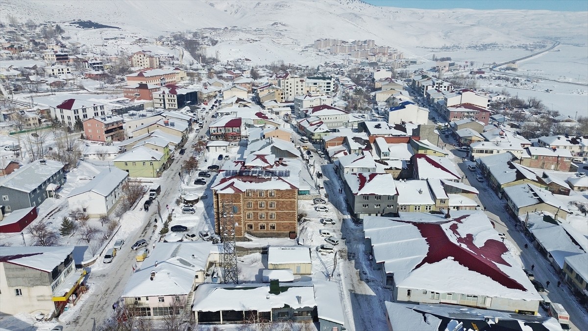 Karlıova'da kar yağışı etkili oluyor