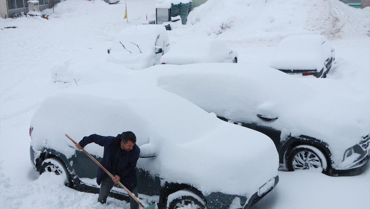 Bingöl ve Elazığ'da 542 yerleşim yerine ulaşım sağlanamıyor