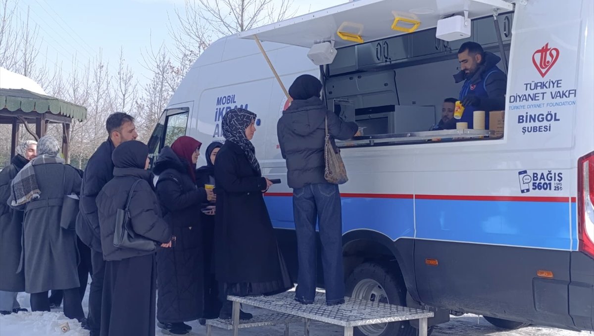 Bingöl Üniversitesinde öğrencilere mobil araçla çorba ikrabında bulunuldu