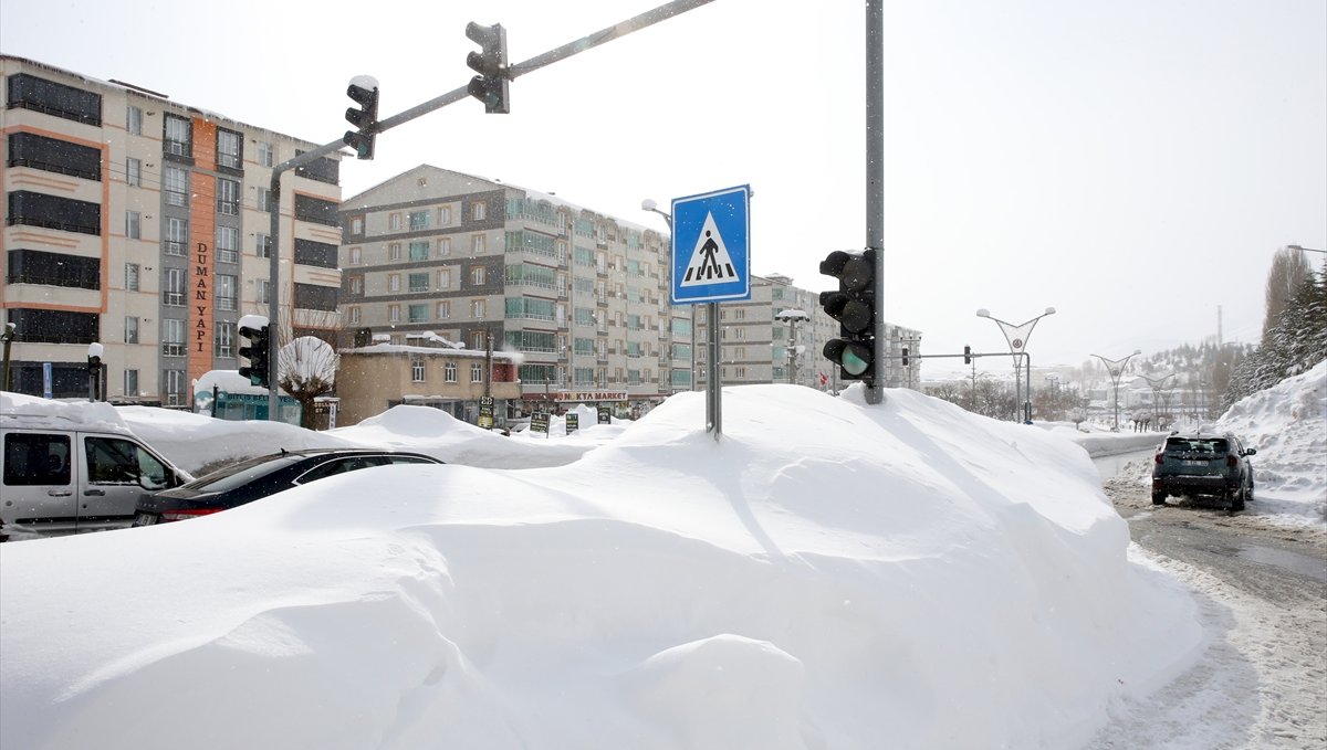 Bitlis'te ekimden bu yana toplamda 4 metreyi aşacak kadar kar yağdı