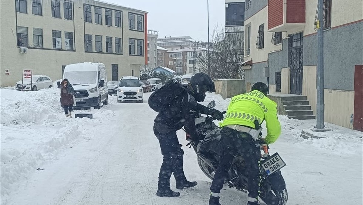 Bitlis'te kar nedeniyle yolda kalan sürücülere trafik ekipleri yardım ediyor