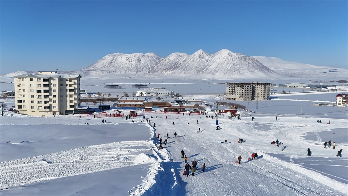 Bitlis'te kar yağışının ardından kayak sezonu açıldı