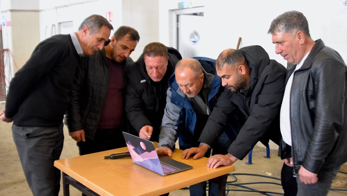 Bitlis'te karla mücadele ekipleri AA'nın "Yılın Kareleri" oylamasına katıldı