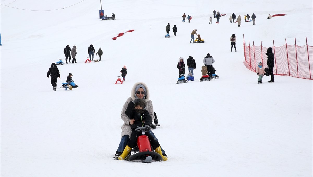 Bitlis'te kayak merkezinde yarıyıl tatili yoğunluğu yaşanıyor