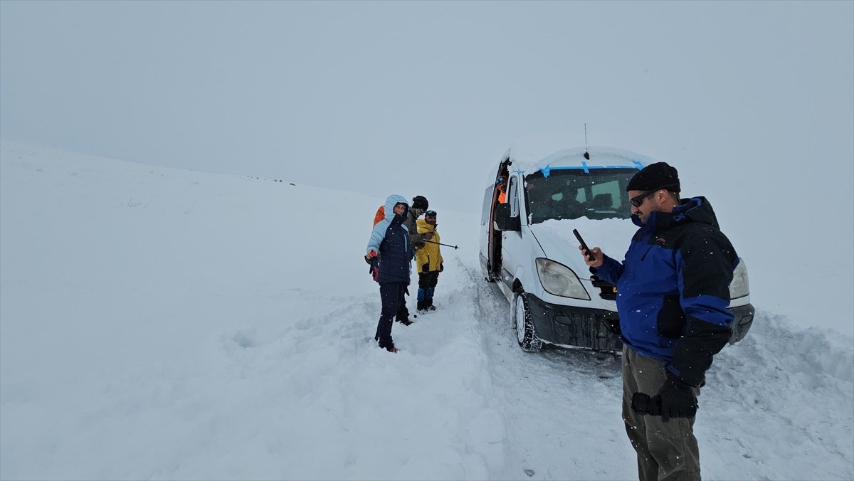 Bitlis'te Süphan Dağı'nı tırmanmak isterken mahsur kalan dağcılar kurtarıldı