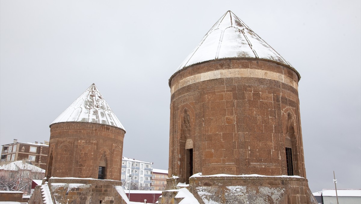 Bitlis'te tarihi yapılar karla kaplandı
