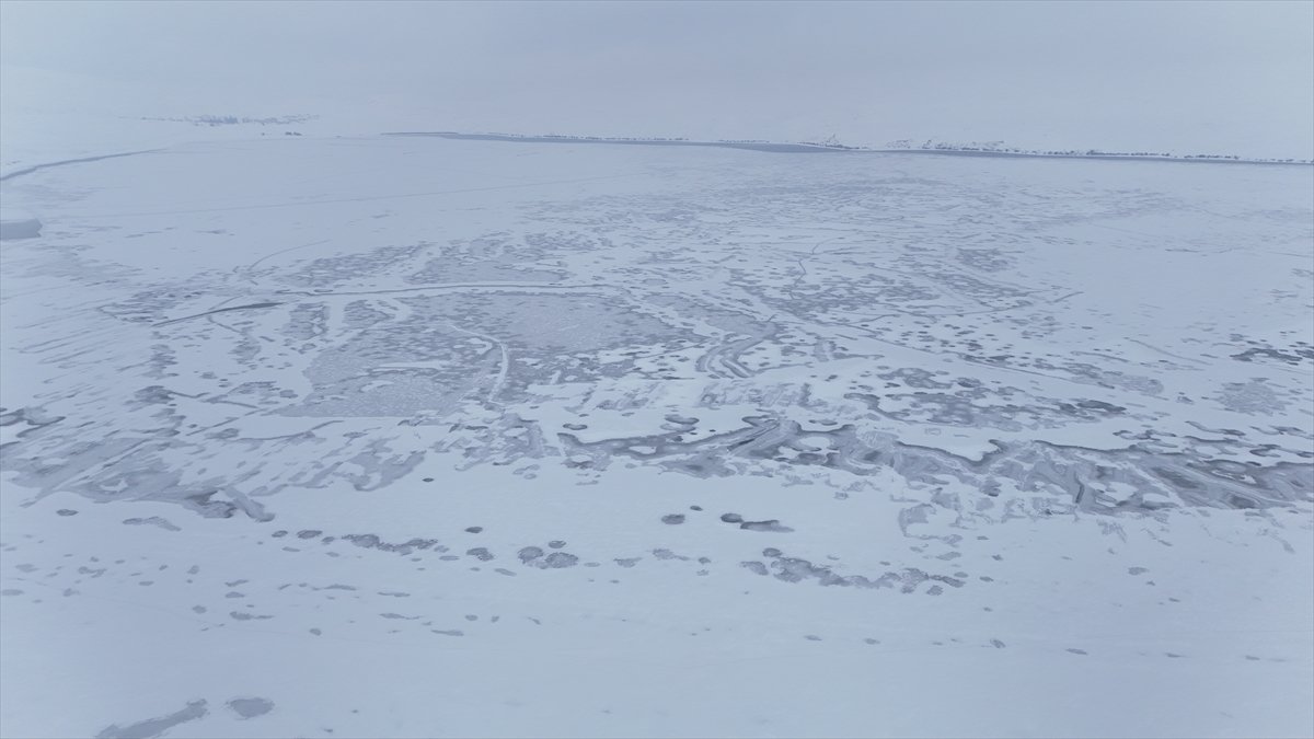 Bitlis'teki Nazik Gölü'nün yüzeyi buzla kaplandı
