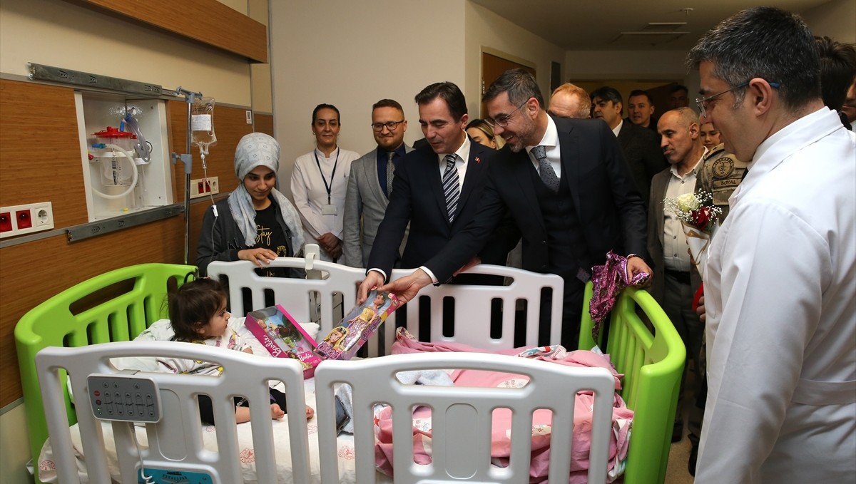 Bitlis Valisi Karakaya, görev başında yeni yılı karşılayan personeli ve hastaları ziyaret etti