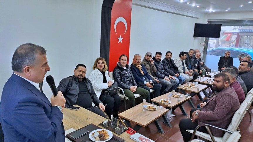 Bornova halı saha futbol turnuvasında Ağrı Yukarı Yoldüzü sporcularının kupayı kaldırdığı an