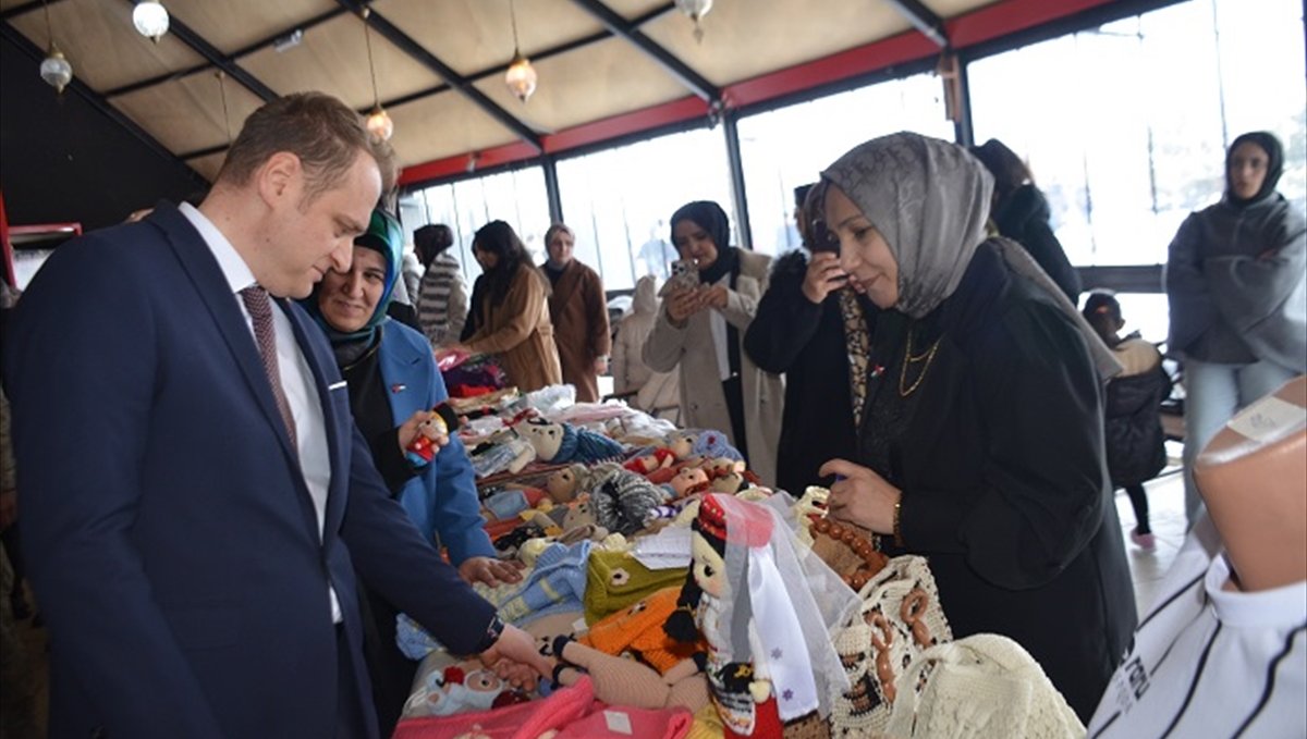 Bulanık'ta Filistinli çocuklar yararına kermes ve resim sergisi düzenlendi